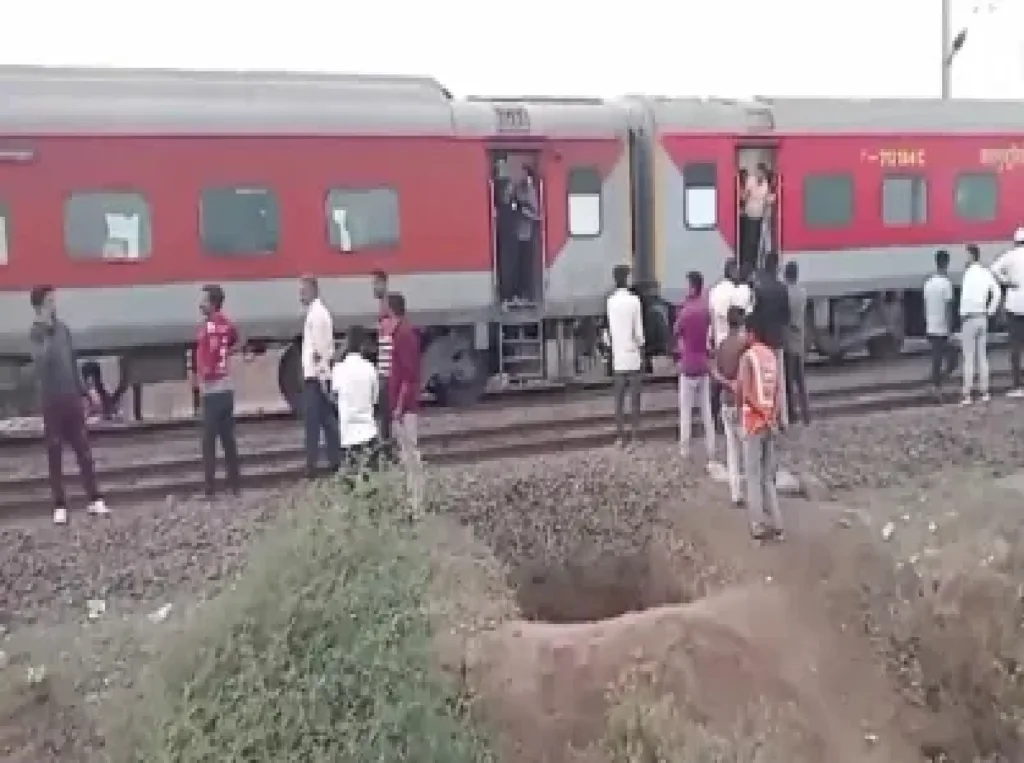 Jalgaon Train Accident : जळगावात भीषण रेल्वे अपघात; कर्नाटक एक्सप्रेसने चिरडल्याने 10-15 प्रवाशांचा मृत्यू, अनेक गंभीर जखमी