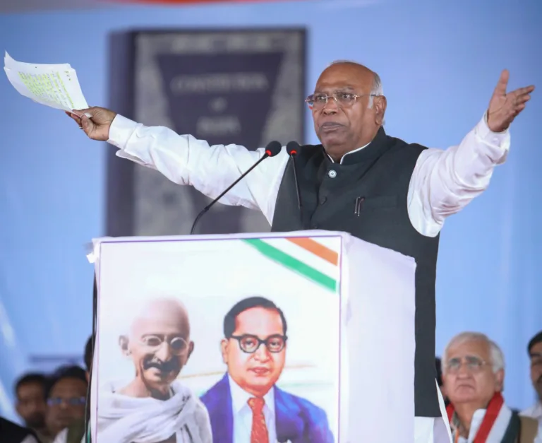 Mallikarjun Kharge on Mahakumbh : गंगेत डुबकी मारुन गरिबी दूर होणार का? मल्लिकार्जुन खर्गेंनी उडवली महाकुंभ स्नानाची खिल्ली